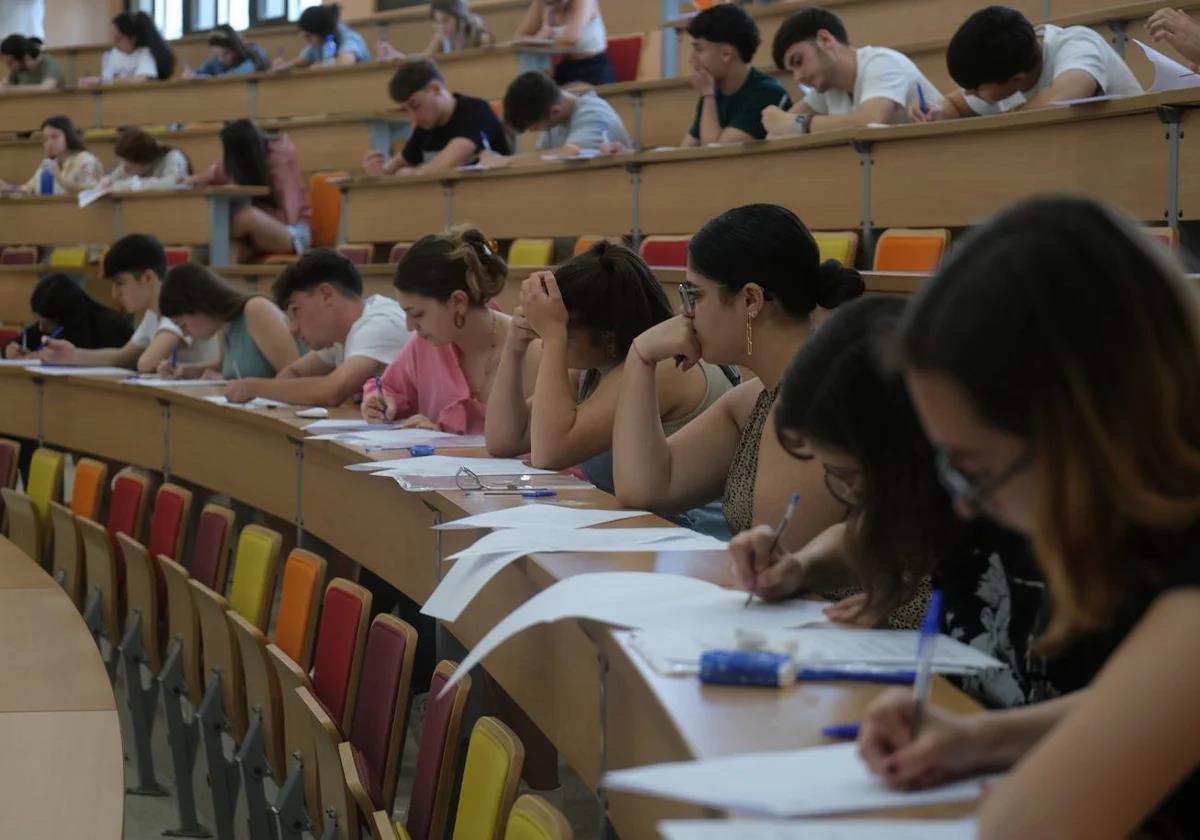 Alumnos haciendo las pruebas de Selectividad en Cádiz