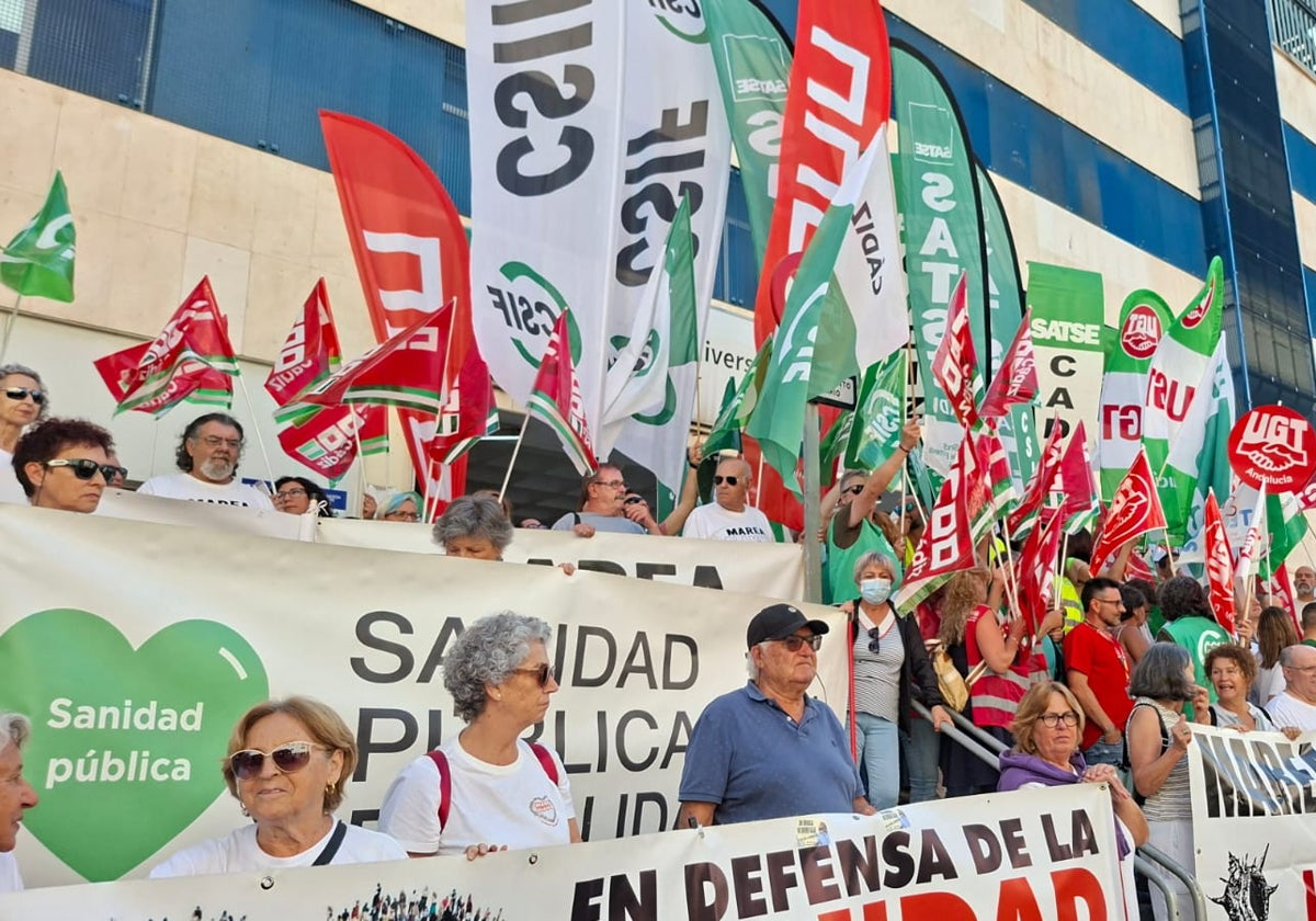 Los sindicatos protestan a las puertas del Hospital Puerta del Mar por la falta de personal en verano