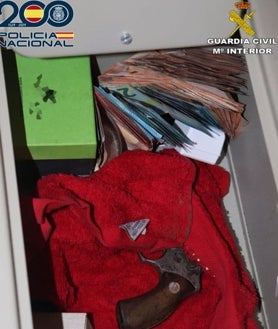Imagen secundaria 2 - Prisión para una pareja de Chiclana que utilizaba a sus hijos menores para la venta de cocaína, heroína y rebujito