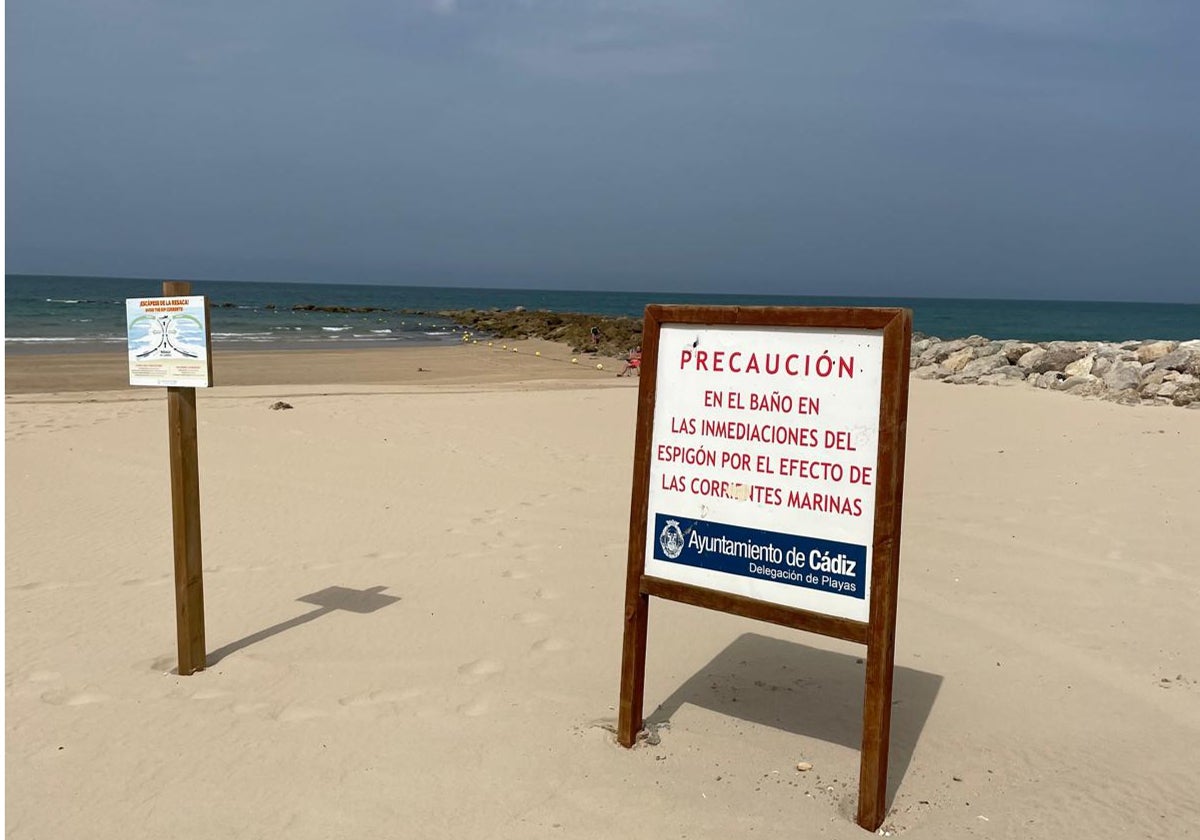 Señalización de peligro en la Playa Santa María del Mar.