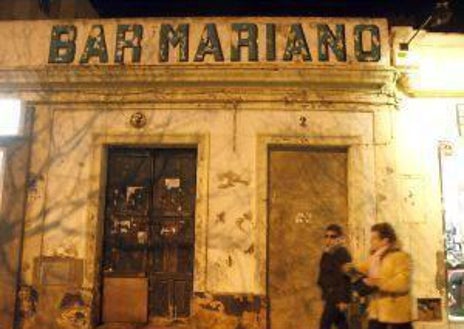Imagen secundaria 1 - Tomás, en la actualidad, junto al que fue el Bar Mariano, ahora en alquiler. Debajo, una vez abandonado desde 2003 y, junto a su mujer, cuando lo explotaba a finales de los 90.