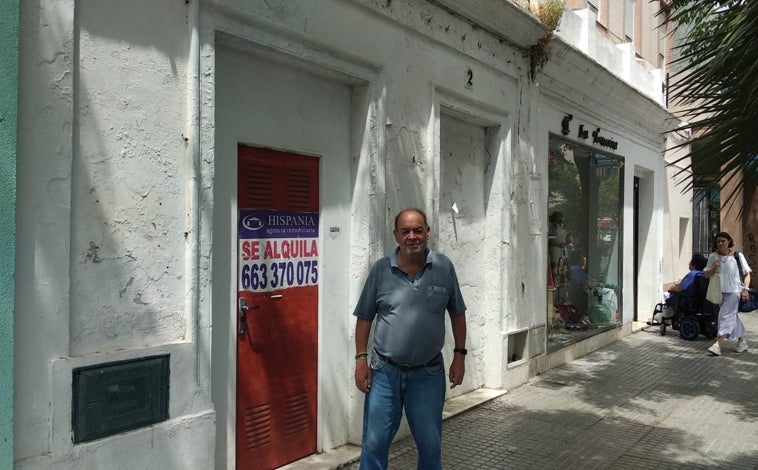 Imagen principal - Tomás, en la actualidad, junto al que fue el Bar Mariano, ahora en alquiler. Debajo, una vez abandonado desde 2003 y, junto a su mujer, cuando lo explotaba a finales de los 90.
