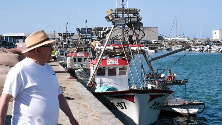 Flota artesanal amarrada en el muelle de Barbate