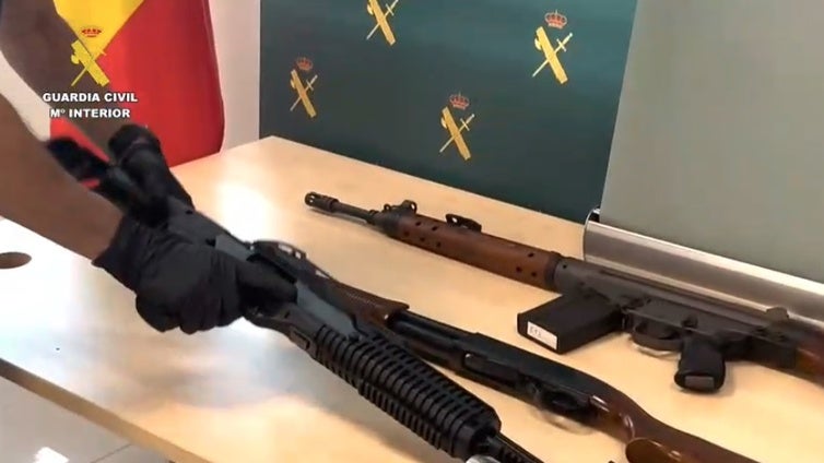 Fusiles de asalto, escopetas, rifles y pistolas: El 'arsenal' con base en Murcia y destinado a narcotraficantes en Cádiz
