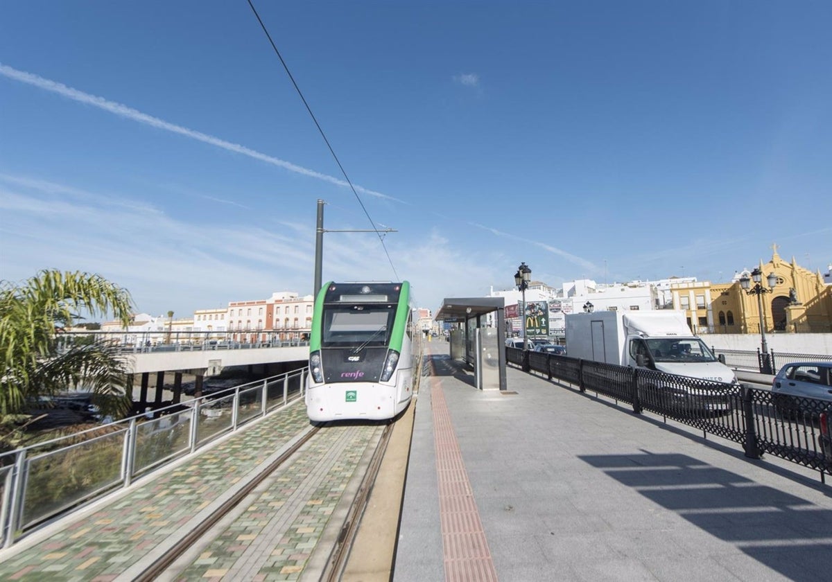 El Trambahía refuerza su servicio durante la Feria de Chiclana