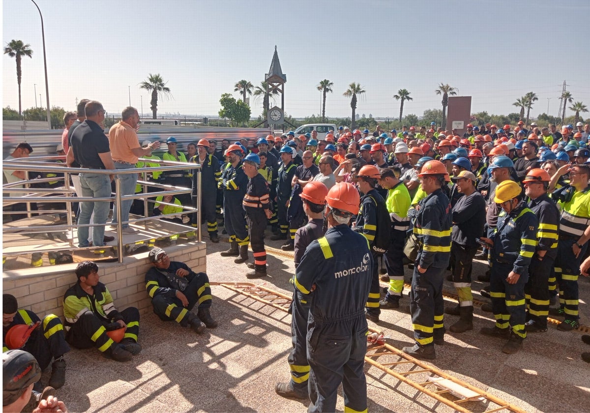 Asamblea en el astillero de Puerto Real el pasado viernes de la plantilla de la industria auxiliar