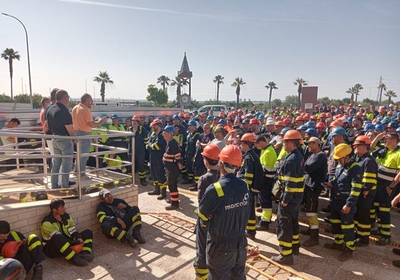 Asamblea en el astillero de Puerto Real el pasado viernes de la plantilla de la industria auxiliar
