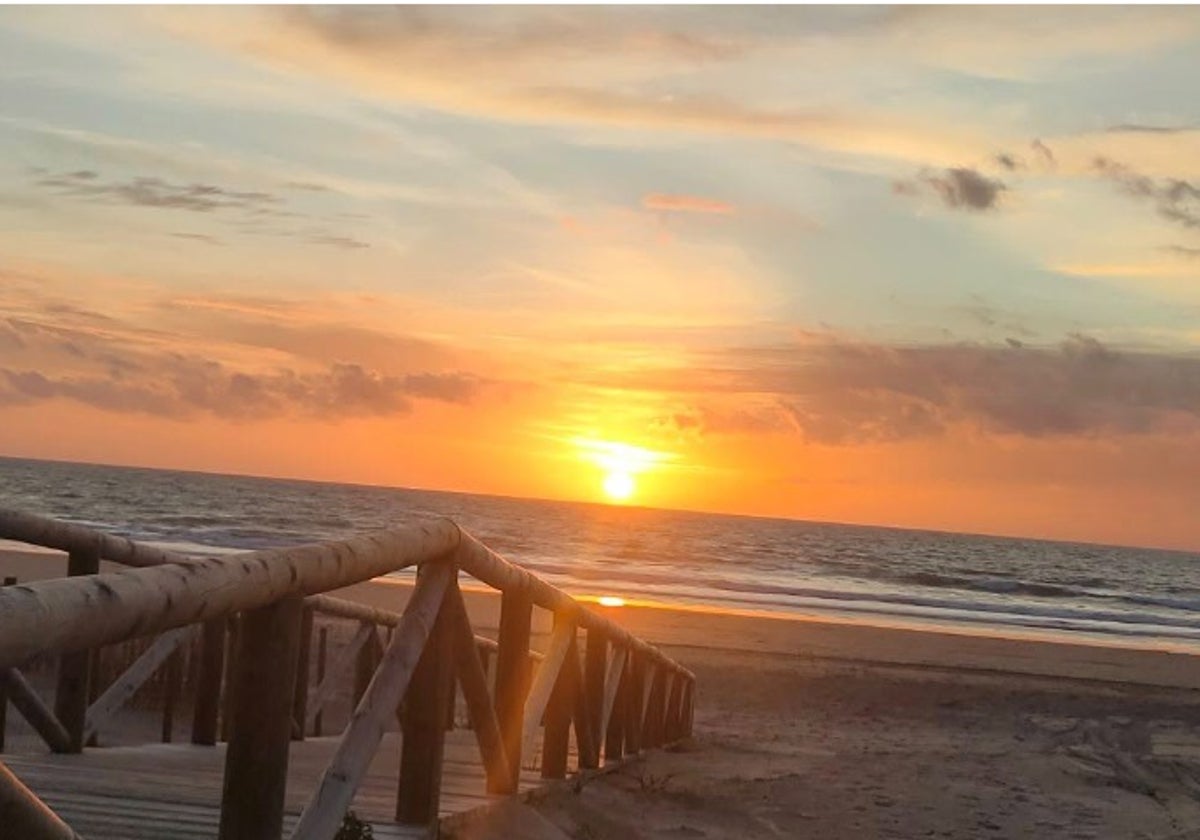El sol ocultándose por el oeste visto desde la playa de Cortadura