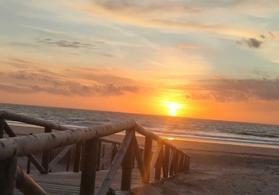 El sol ocultándose por el oeste visto desde la playa de Cortadura
