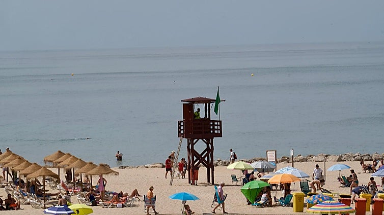 Cádiz inicia la temporada media de playas hoy lunes