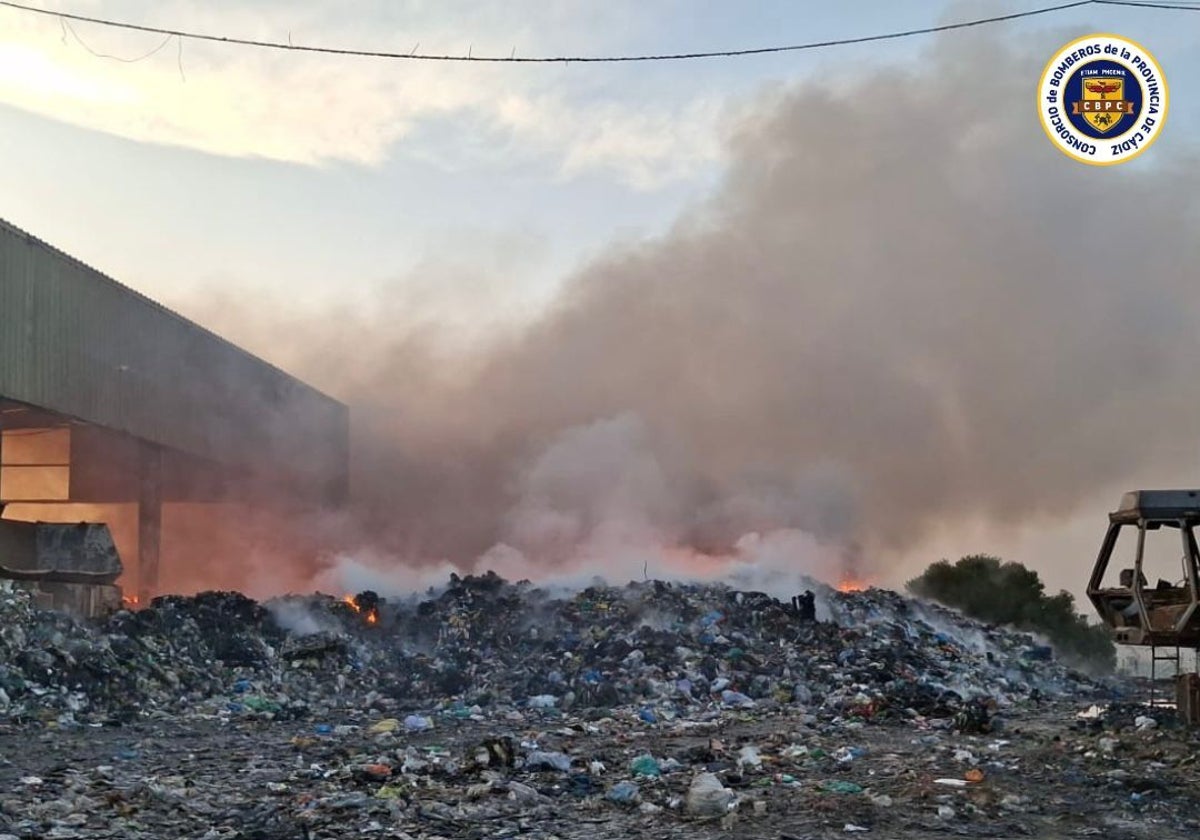 Incendio en la planta de reciclaje de Las Calandrias en Jerez: Bomberos aclaran que el humo no es tóxico ni genera riesgos