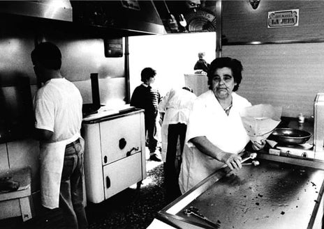 Imagen secundaria 1 - Foto 1. De izquierda a derecha, Fernando Cosme (Bar Stop), el padre de Manolo, Juan, y Manolo, en su la Buñuelada que se dio para inaugurar la piscina muniicipal de Cádiz. Foto 2. La madre de Manolo, Ana, despachando tortillitas de camarones, con su hijo, de espaldas. Foto 3. Madre e hijo, a finales de ls 70, en los puestos de churros de la plaza..