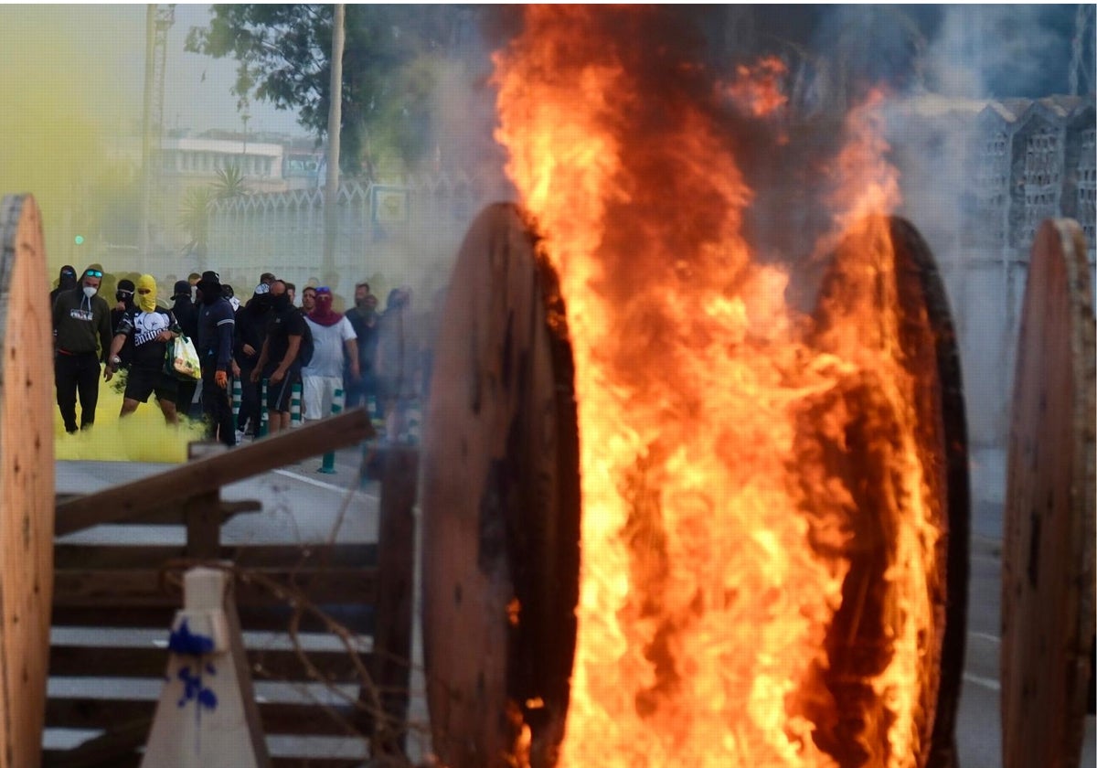 Una de las barricadas de la Carretera Industrial