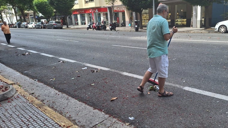 Gaditano recogiendo resitudos tras la protesta por la avenida