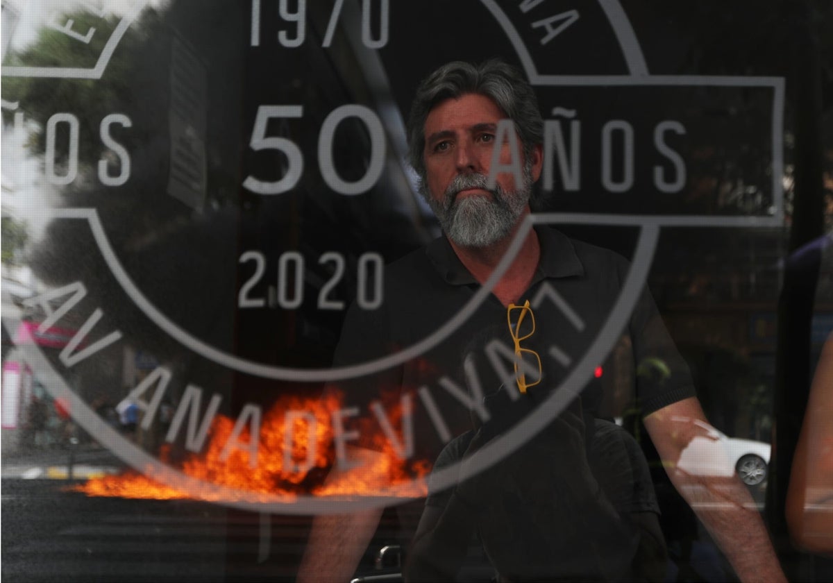 Un vecino de Cádiz observa los efectos de la protesta detrás de los cristales