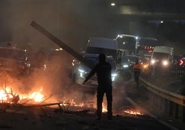 Huelga del Metal en Cádiz: Cortadas al tráfico la Carretera Industrial y las dos salidas de Cádiz hacia Puerto Real