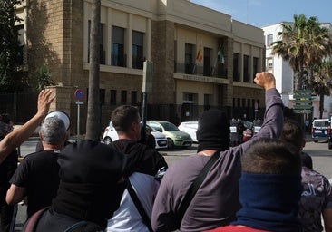 Trabajadores del metal se manifiestan en la puerta de Subdelegación del Gobierno
