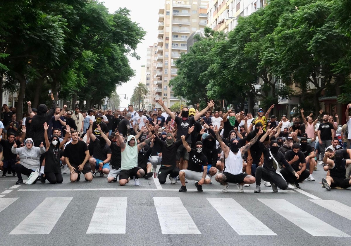 Los huelguistas han cortado este jueves la Avenida principal de Cádiz