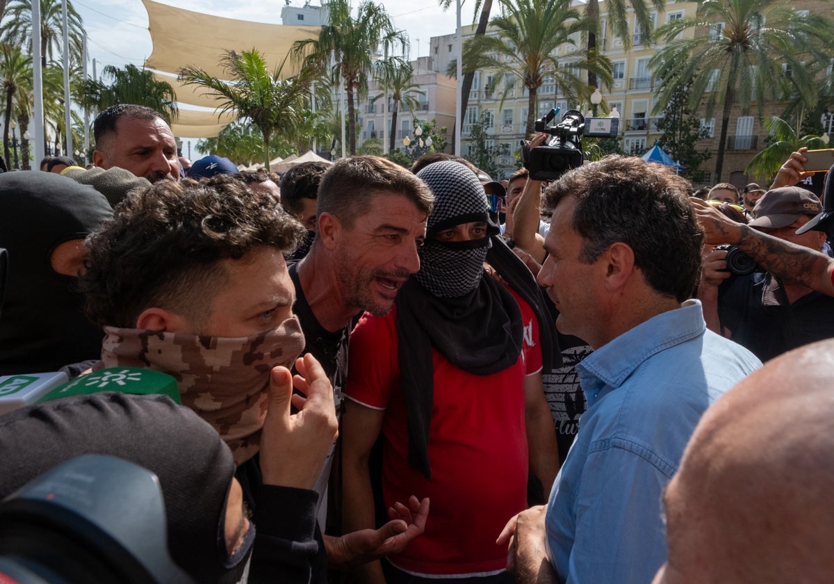 El alcalde de Cádiz ha recibido a los manifestantes del Metal