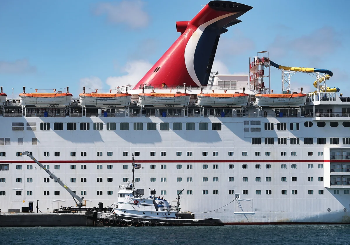 Imagen del crucero de Carnival en el astillero de Cádiz