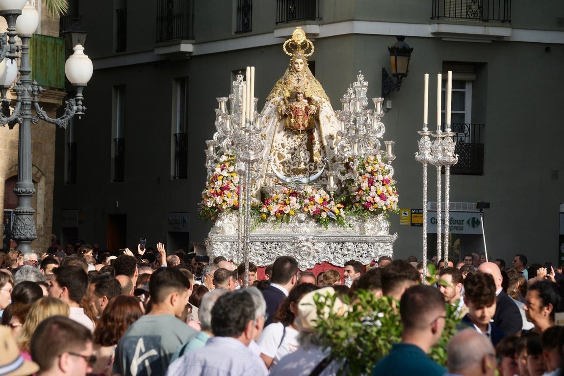 Traslado de imágenes para el Corpus de Cádiz