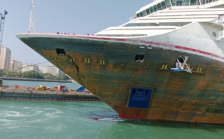 Imagen principal - Distintas imágenes de la salida de Cádiz del crucero con la obra sin terminar