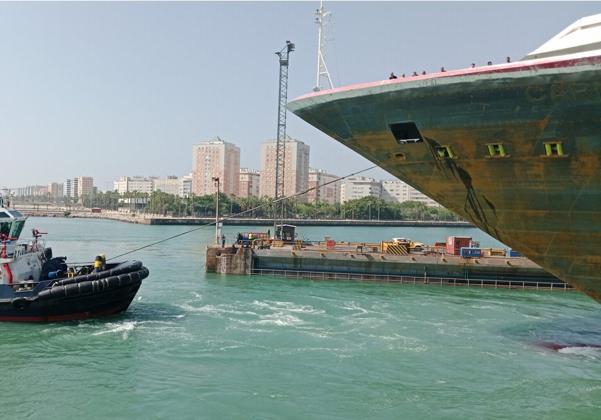 Momento en el que los prácticos remolcan el barco para su salida del dique