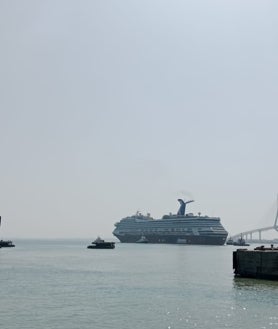 Imagen secundaria 2 - Distintas imágenes de la salida de Cádiz del crucero con la obra sin terminar