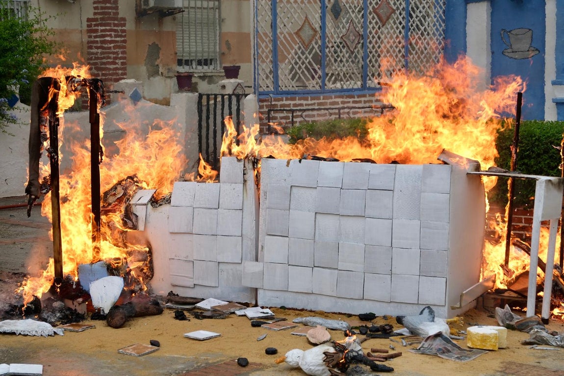 Cádiz celebra la tradicional quema de los Juanillos con sátira y fuego para recibir el verano