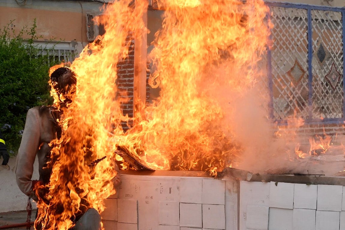 Cádiz celebra la tradicional quema de los Juanillos con sátira y fuego para recibir el verano