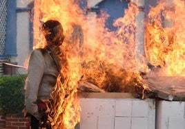 Cádiz celebra la tradicional quema de los Juanillos con sátira y fuego para recibir el verano