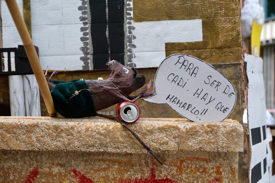 Cádiz celebra la tradicional quema de los Juanillos con sátira y fuego para recibir el verano