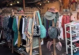 Esta conocida playa de Cádiz tiene un mercado artesanal donde puedes comprar ropa y complementos de todo tipo