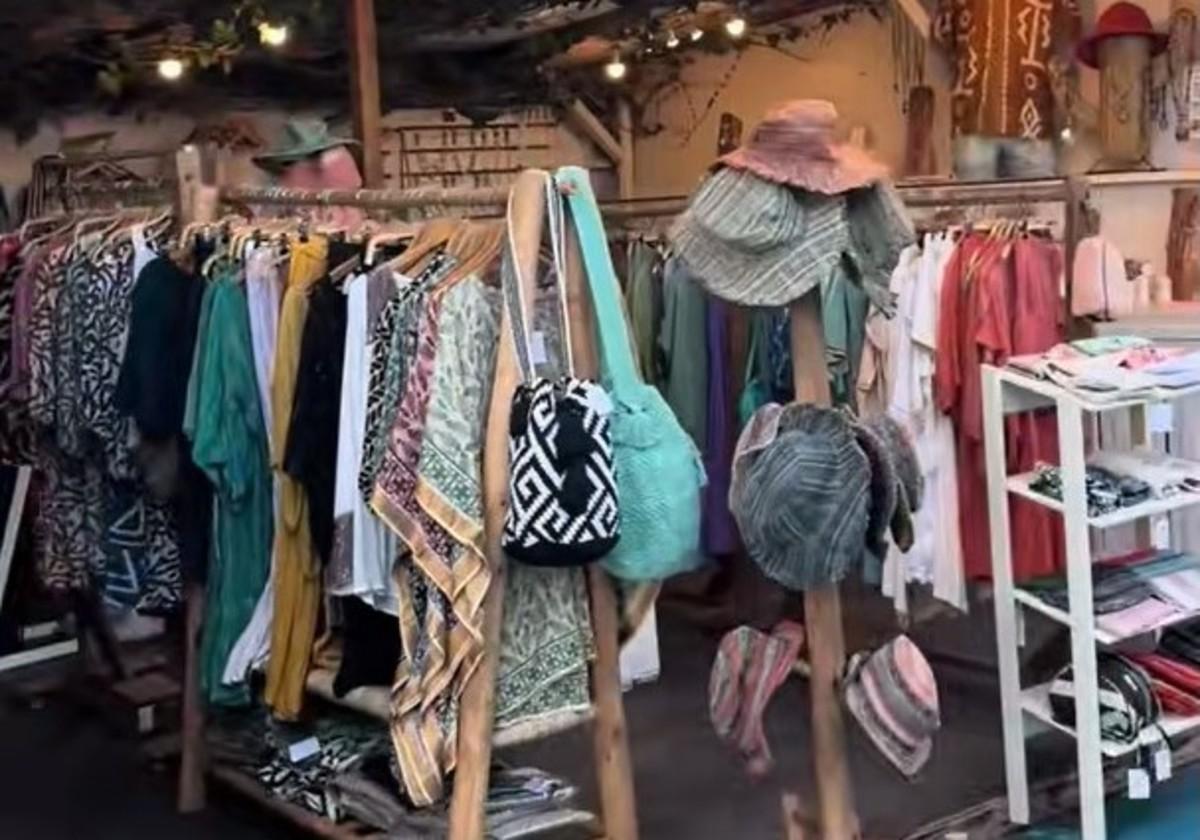 Así es el mercado artesanal que se encuentra en esta conocida playa de Cádiz y tiene ropa y complementos de todo tipo