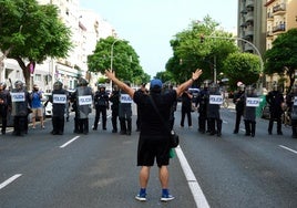 La desconvocatoria de la huelga indefinida no evita un lunes de cargas policiales en Cádiz