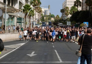 Protestas del metal Cádiz: un grupo de trabajadores corta la Carretera Industrial