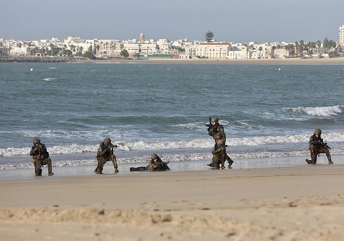 Demostración del ejercicio MILEX-23, en una playa de la Base Naval de Rota