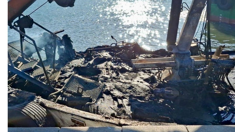 El barco ha sido intervenido por los bomberos una vez llegado a puerto.
