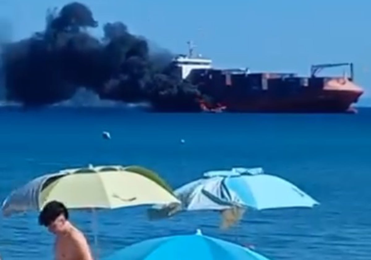 Sale ardiendo una embarcación en la Bahía de Algeciras