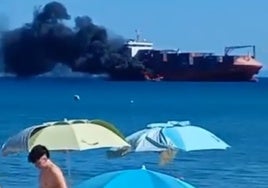 Sale ardiendo una embarcación en la Bahía de Algeciras
