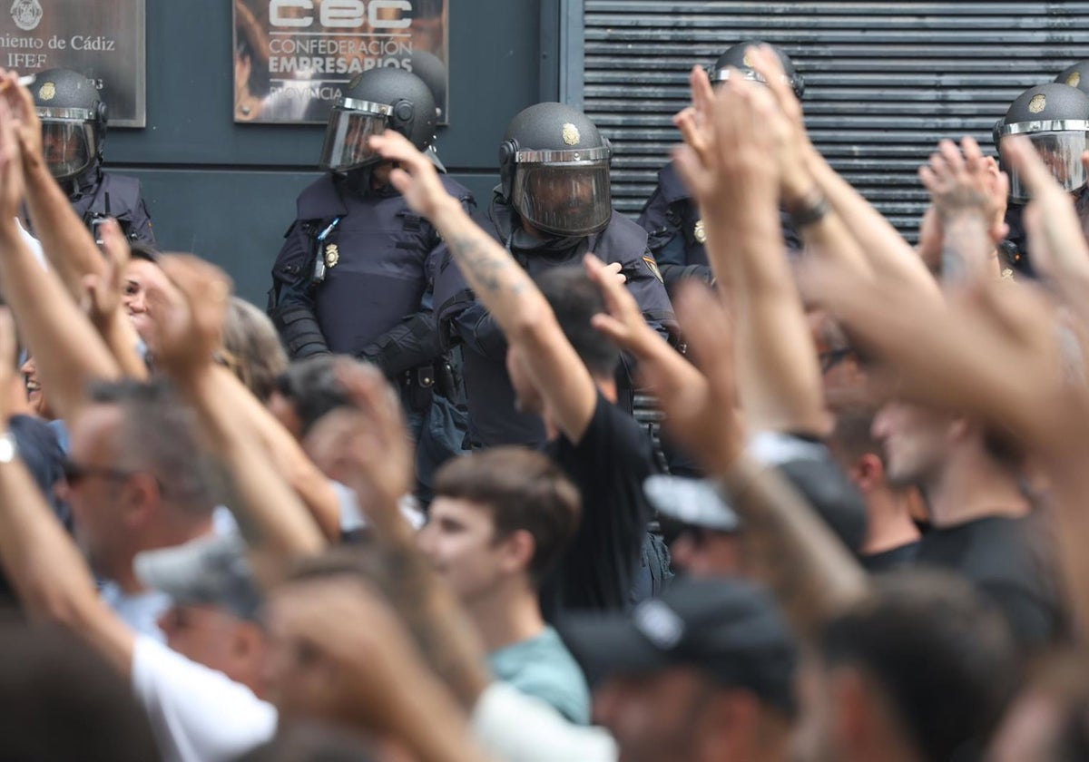 Trabajadores del metal ante la sede de la Femca