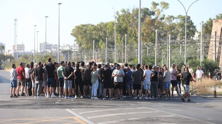 Trabajadores cortan la Carretera Industrial de Cádiz