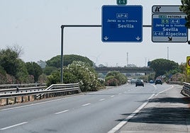 Muere un trabajador electrocutado en una torre de terreno junto a la autopista Cádiz-Sevilla