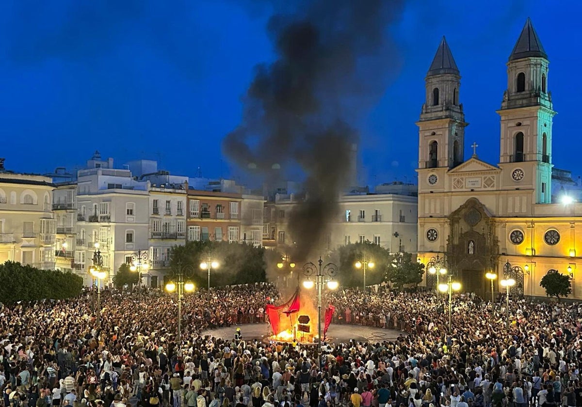 La plaza de San Antonio de Cádiz en la reciente noche de San Juan