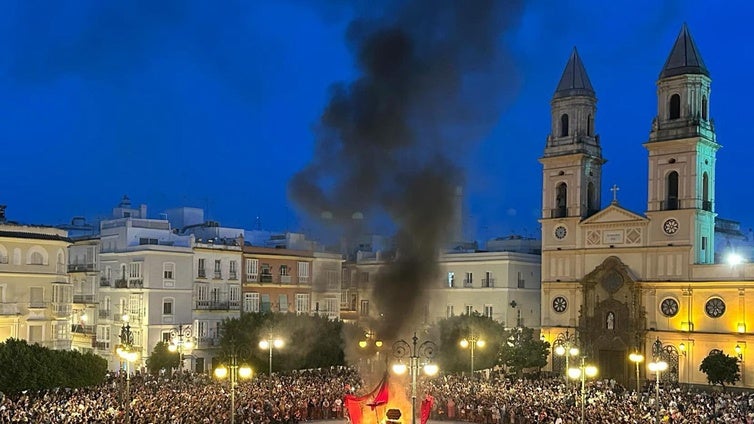 ¿Está la fiesta de los Juanillos en Cádiz en decadencia?