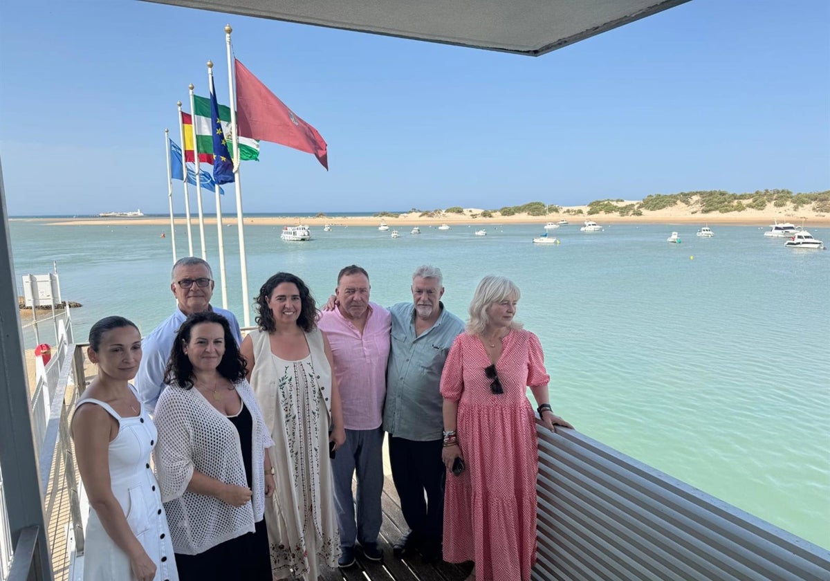 Izado de la bandera azul en el puerto deportivo de Sancti Petri