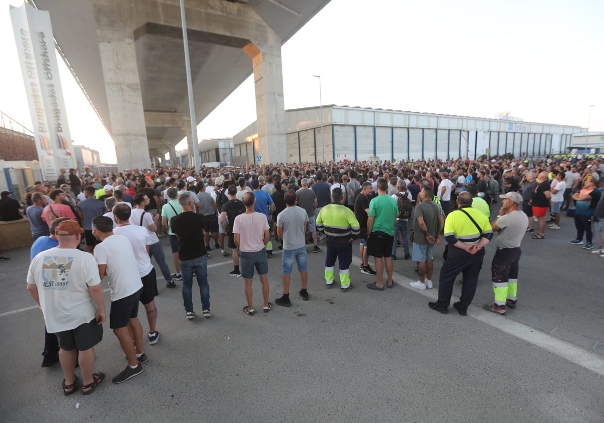 Concentración en la zona de Dragados en Puerto Real esta mañana
