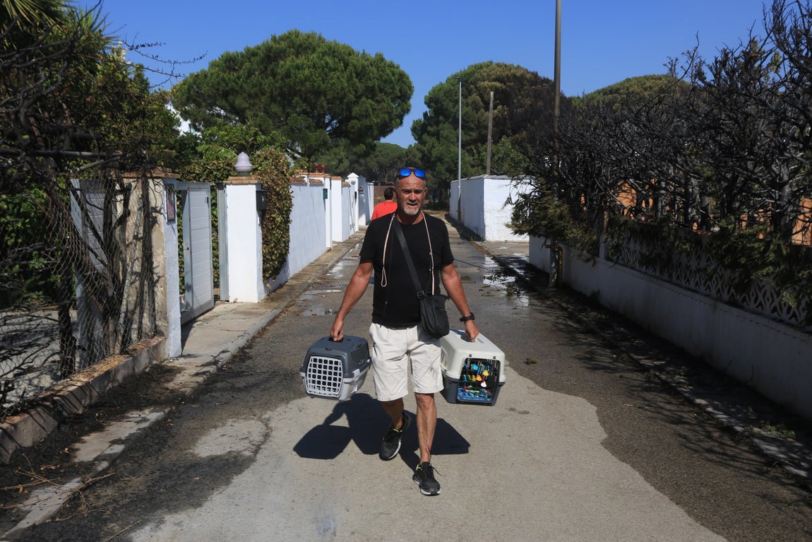 Fotos: Los vecinos se vuelcan para sofocar el incendio de Chiclana
