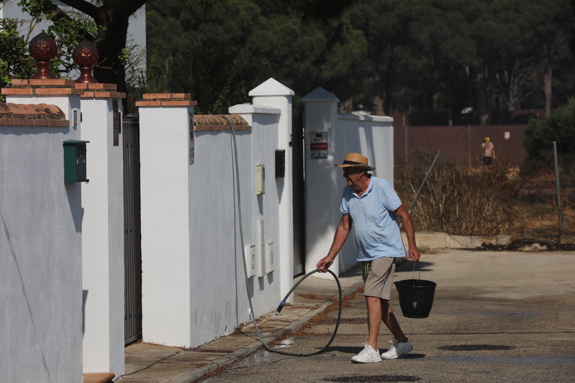 Fotos: Los vecinos se vuelcan para sofocar el incendio de Chiclana
