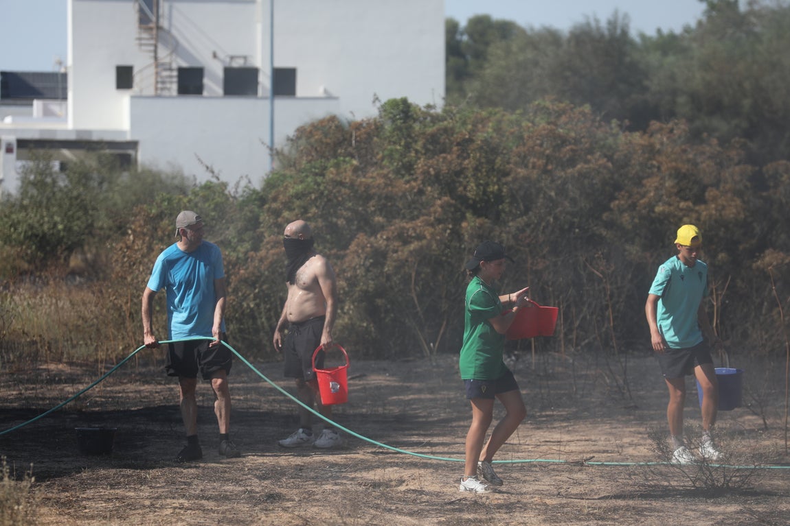 Fotos: Los vecinos se vuelcan para sofocar el incendio de Chiclana